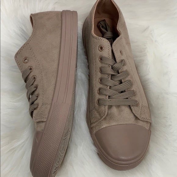 New in box sneakers - Picture 3 of 7